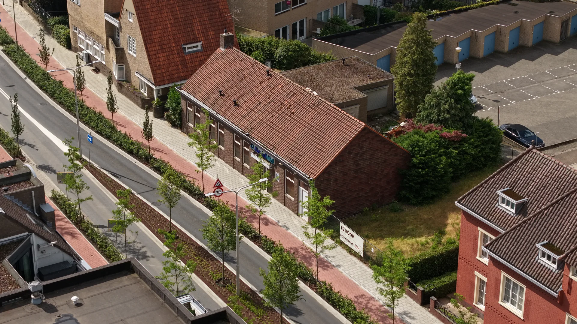 Bovenaanzicht van het dak en de straat
